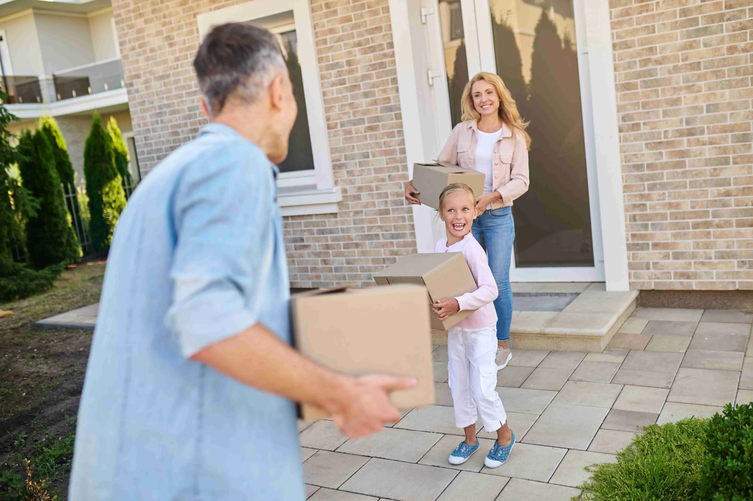 Does every Chicago moving company hire laborers?​